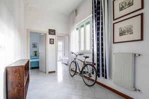3 makuuhuonetta, silitysrauta/-lauta, vuodevaatteet