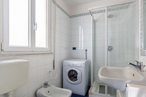 Shower, hair dryer, bidet, towels