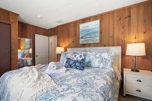 6 bedrooms, iron/ironing board, WiFi, bed sheets