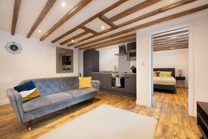 Apartamento Business | Zona de estar | Smart TV de 45 pulgadas con canales digitales, una televisión