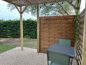 Outdoor dining - Charming Loire Cottage: Spa, Garden, Parking (La Chapelle-sur-Loire)