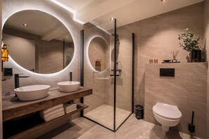 Shower, designer toiletries, towels, soap - Lillehammer Turistsenter Budget Hotel (Lillehammer)