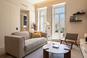 Apartamento Deluxe | Zona de estar | Una televisión de pantalla plana