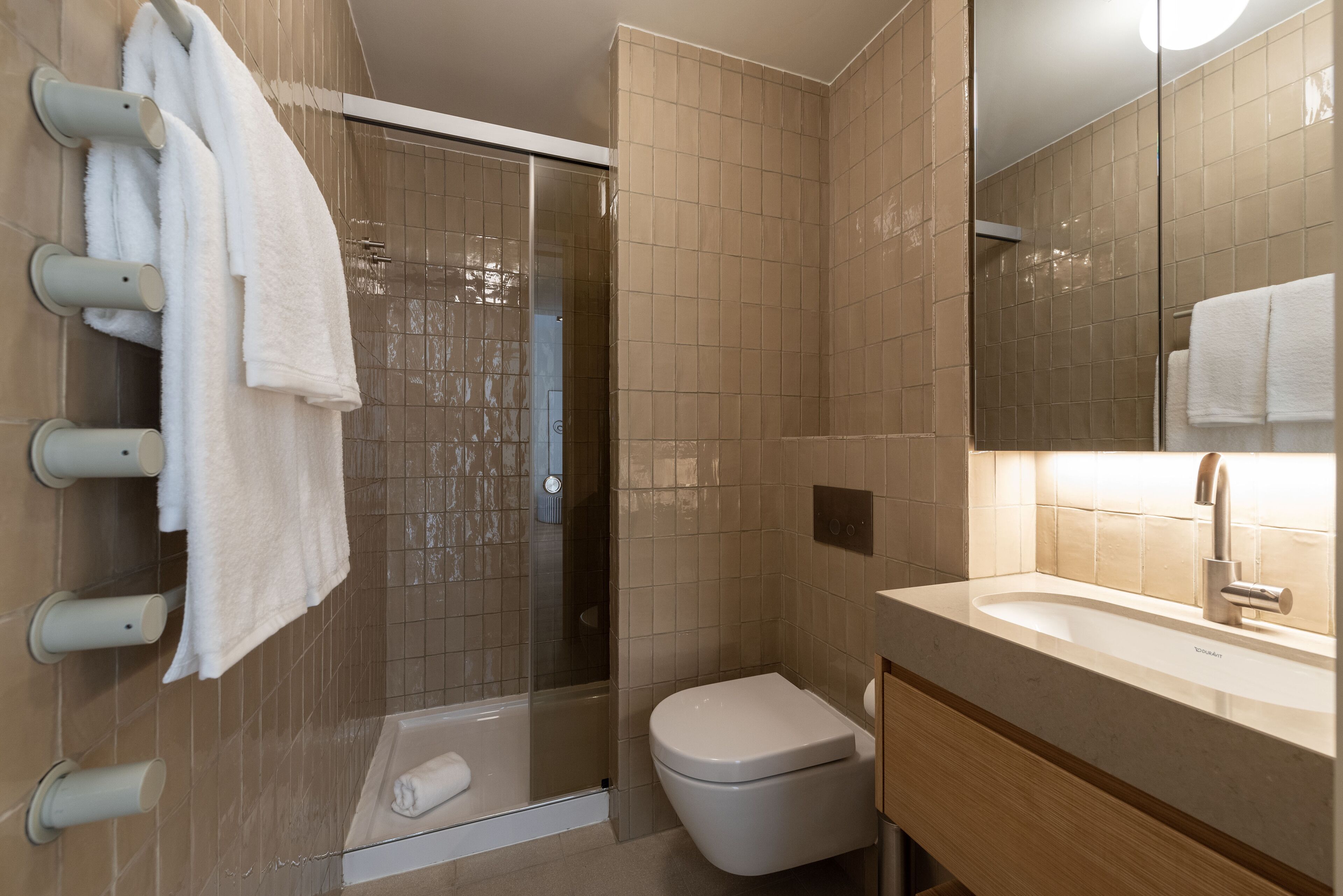 Ein Badezimmer mit Dusche, Toilette und Waschbecken.