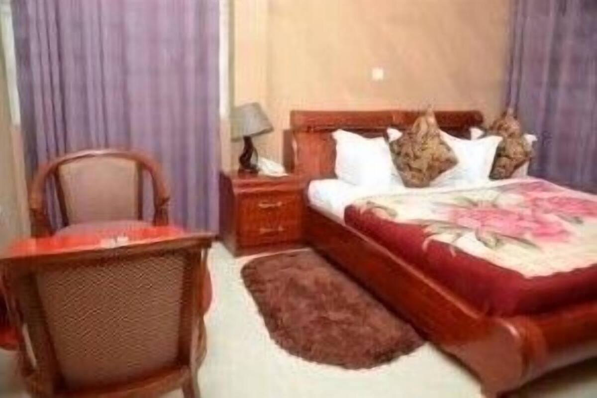 In-room safe, free WiFi, bed sheets