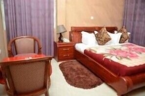 In-room safe, free WiFi, bed sheets