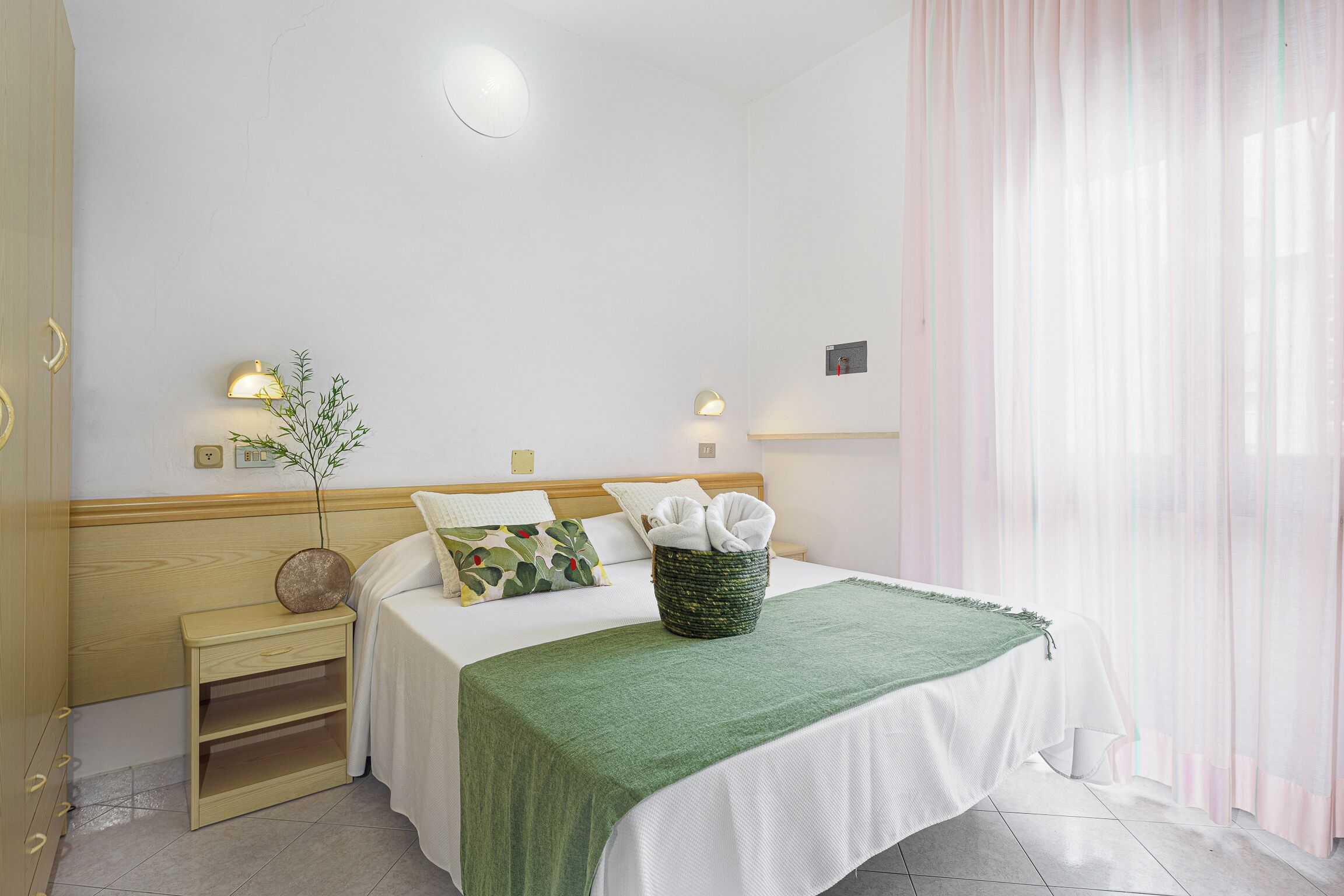 Ylelliset vuodevaatteet, tallelokero huoneessa, työpöytä, ilmainen Wi-Fi