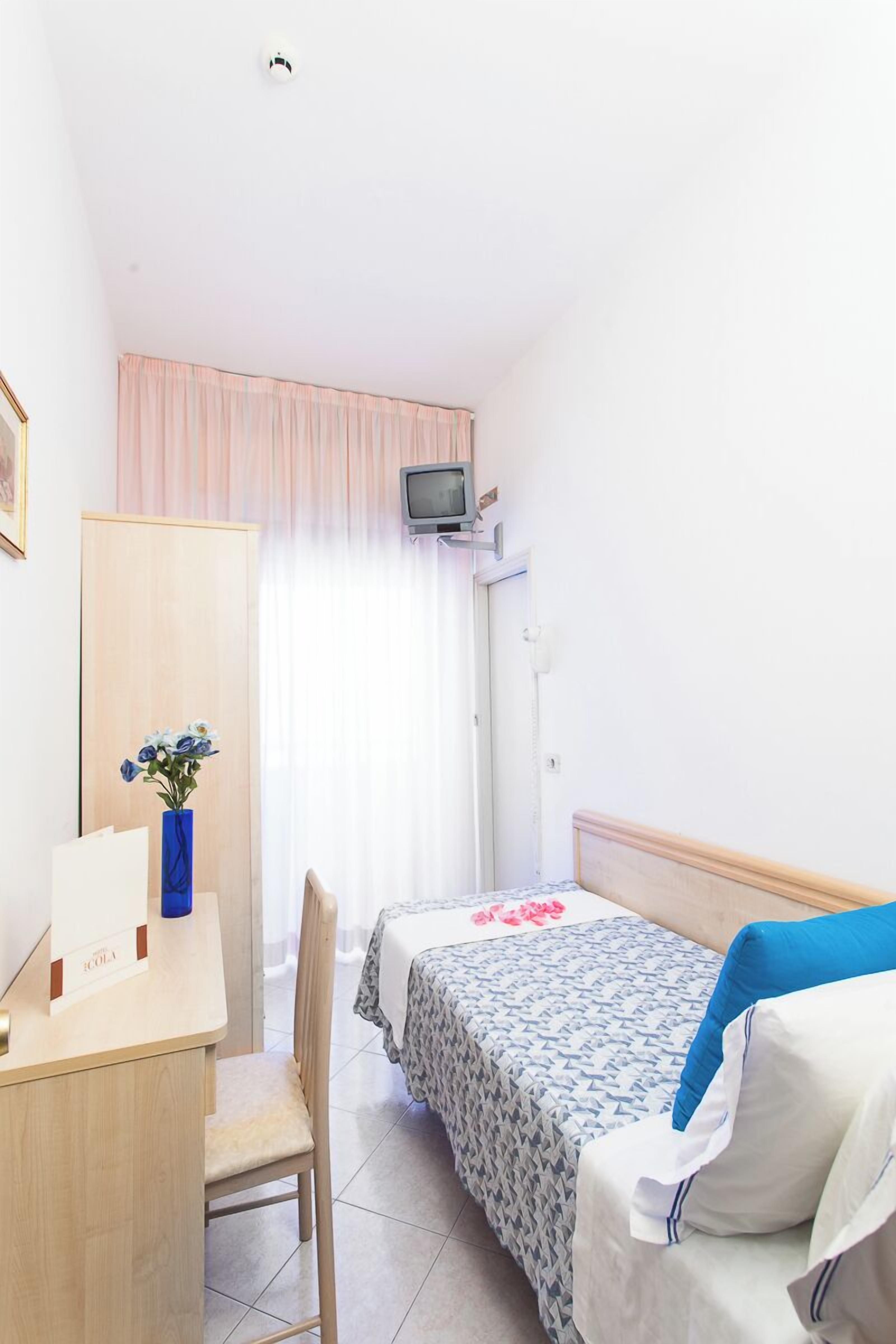 Ylelliset vuodevaatteet, tallelokero huoneessa, työpöytä, ilmainen Wi-Fi