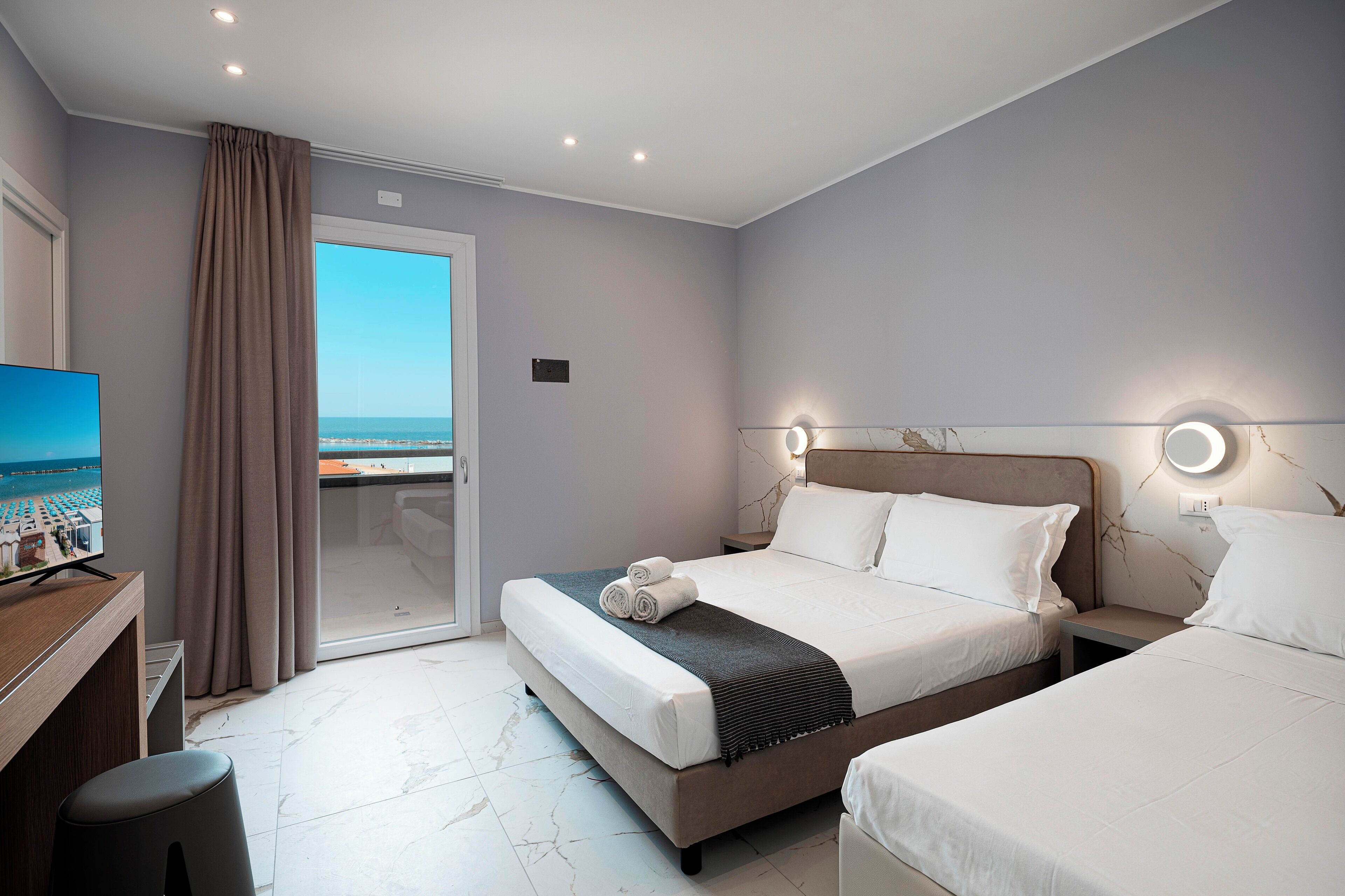 Ylelliset vuodevaatteet, tallelokero huoneessa, työpöytä, ilmainen Wi-Fi