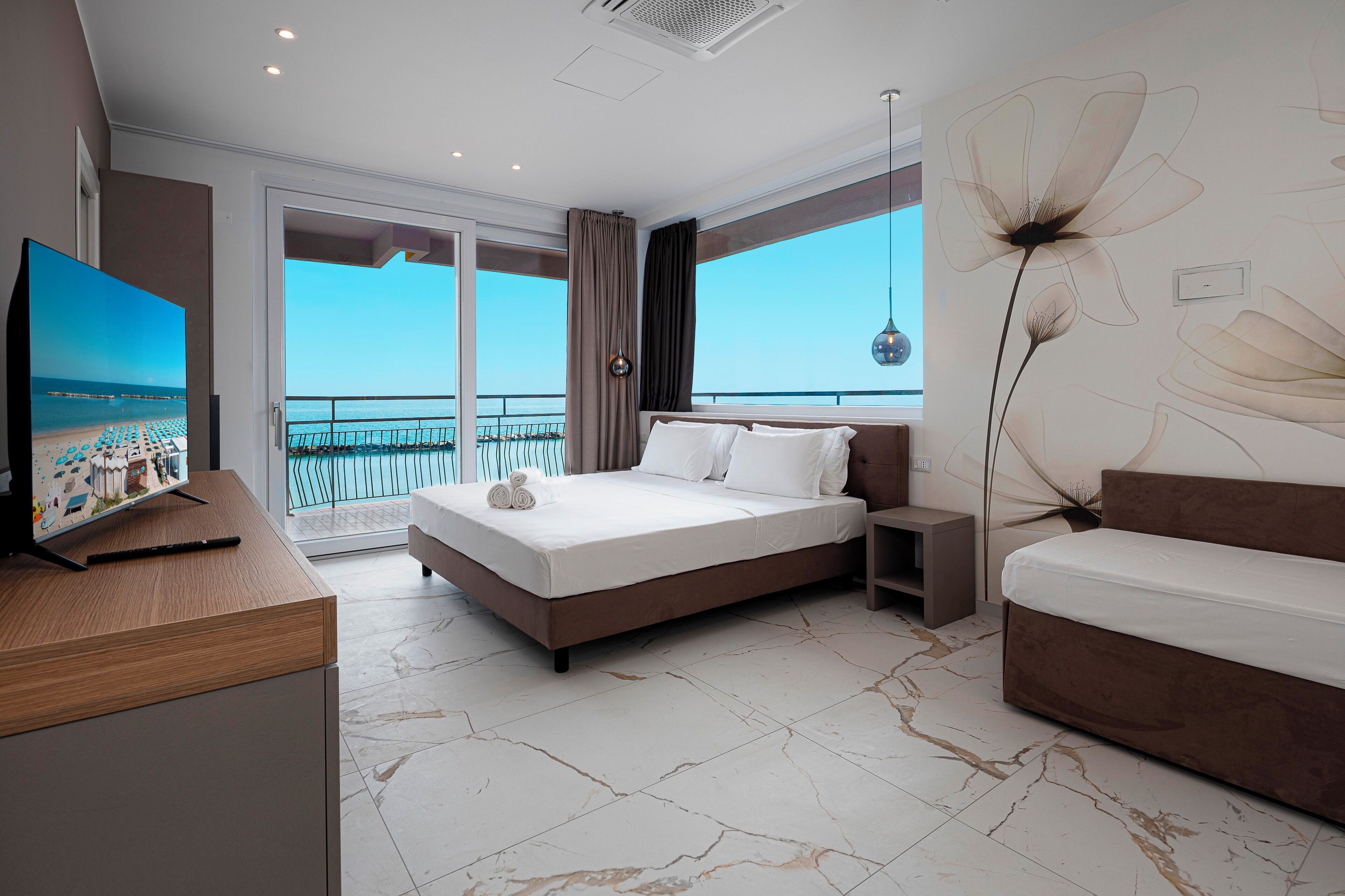 Junior Studio Suite, Sea View | Peralatan tempat tidur premium, peti besi dalam bilik, meja 