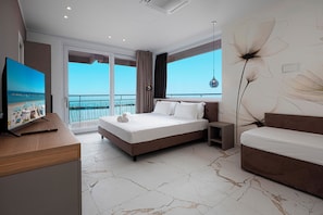Junior Studio Suite, Sea View | Peralatan tempat tidur premium, peti besi dalam bilik, meja 