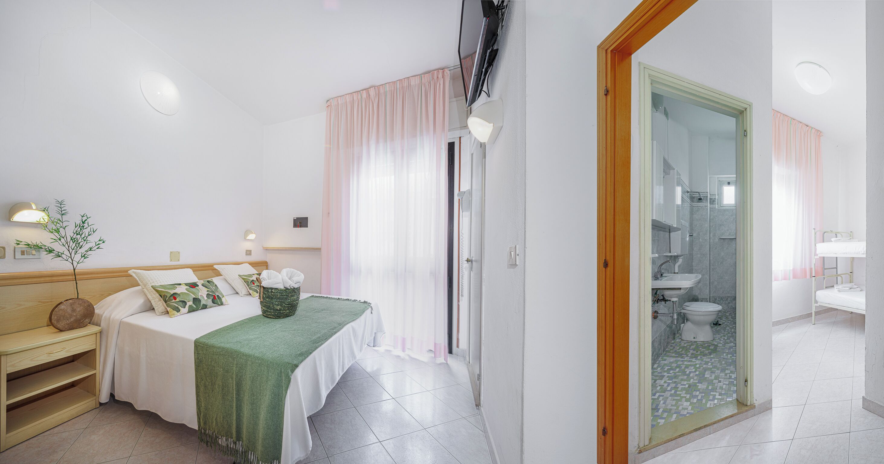 Perhehuone, parveke | Ylelliset vuodevaatteet, tallelokero huoneessa, työpöytä, ilmainen Wi-Fi