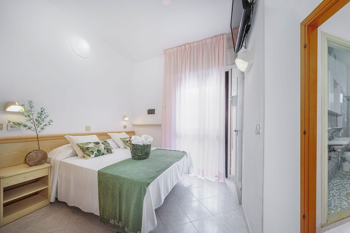 Habitación familiar, balcón | Ropa de cama de alta calidad, caja fuerte, escritorio y wifi gratis