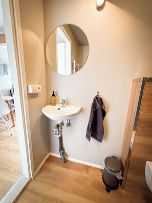 Cabin | Bathroom | Shower, hair dryer, bathrobes, towels - Áshamrar (Selfoss)
