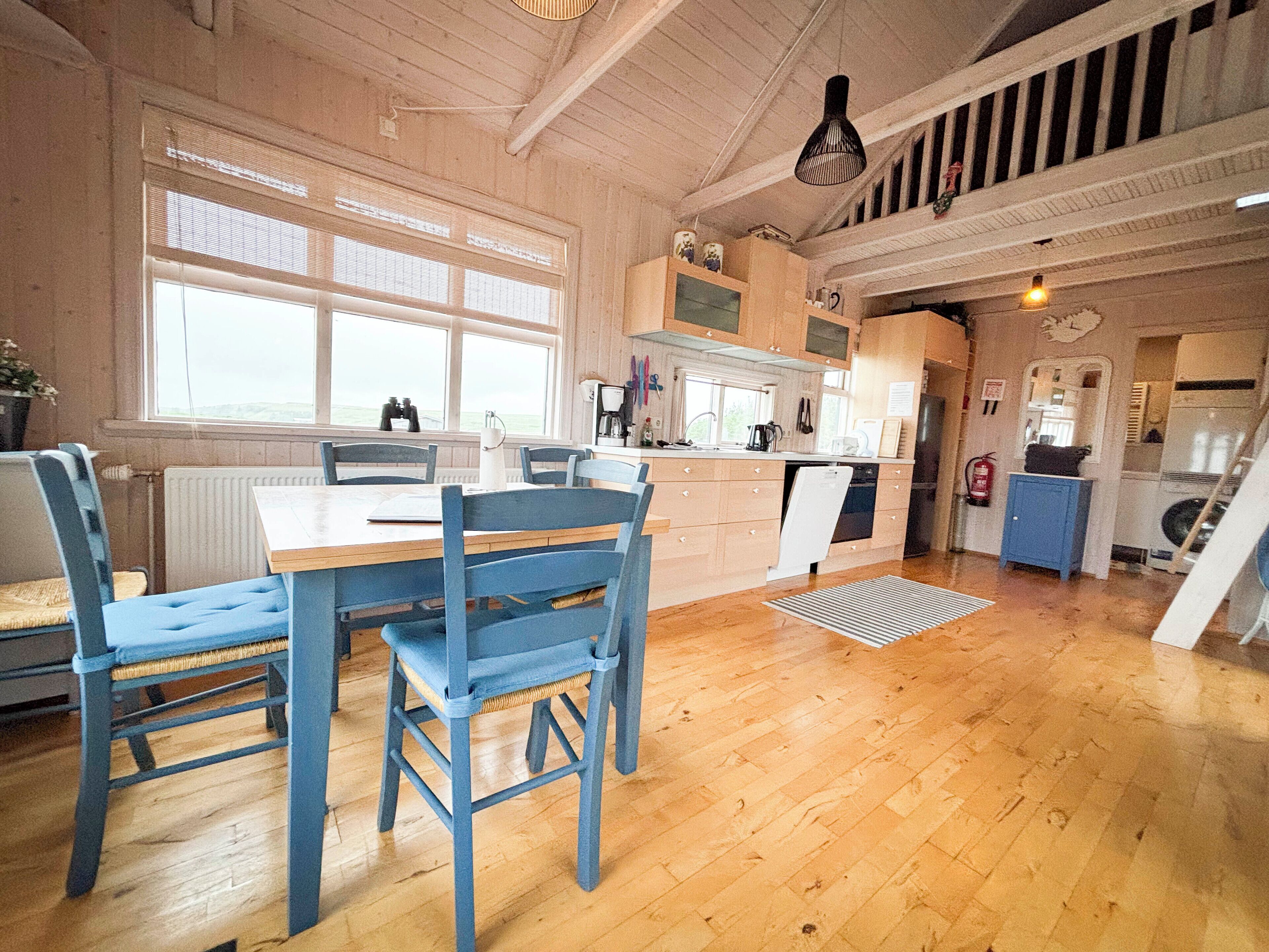 Bungalow | Private kitchen | Fridge, microwave, coffee/tea maker, electric kettle