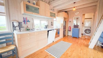 Bungalow | Private kitchen | Fridge, microwave, coffee/tea maker, electric kettle