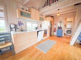 Bungalow | Private kitchen | Fridge, microwave, coffee/tea maker, electric kettle