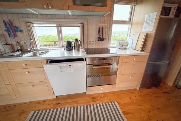 Bungalow | Private kitchen | Coffee/tea maker, fridge, microwave, electric kettle