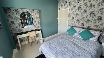 2 quartos, ferros/tábuas de passar roupa, berço de viagem