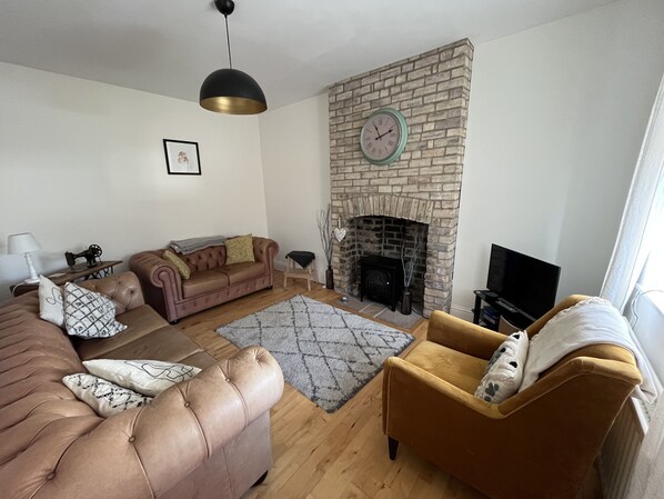 Smart TV, fireplace, video games, DVD player - Cosy Home in the centre of Amble (Amble)