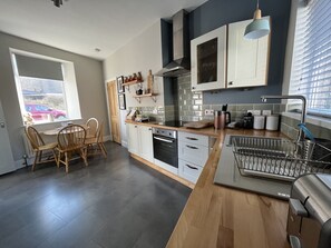 Fridge, microwave, oven, electric kettle - Cosy Home in the centre of Amble (Amble)