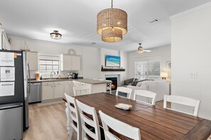 Dining - Pet Friendly - Walking distance to beach, Golf Cart/Option, 3 Bikes `The Turquoise Turtle` (Santa Rosa Beach)