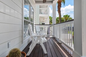 Terrace/patio - Pet Friendly - Walking distance to beach, Golf Cart/Option, 3 Bikes `The Turquoise Turtle` (Santa Rosa Beach)