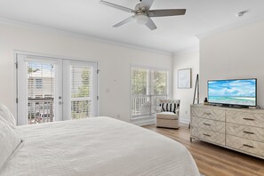 3 bedrooms, iron/ironing board, free WiFi, bed sheets - Pet Friendly - Walking distance to beach, Golf Cart/Option, 3 Bikes `The Turquoise Turtle` (Santa Rosa Beach)