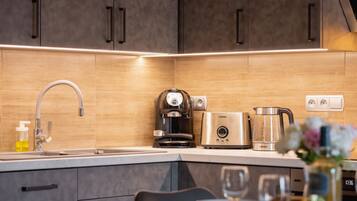 Geladeira, micro-ondas, fogão, cooktop