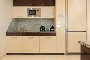 ثلاجة، ميكروويف، فرن، موقد طهي مسطح