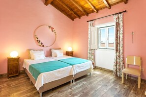 12 Schlafzimmer, Schreibtisch, Bügeleisen/Bügelbrett, Reisekinderbett