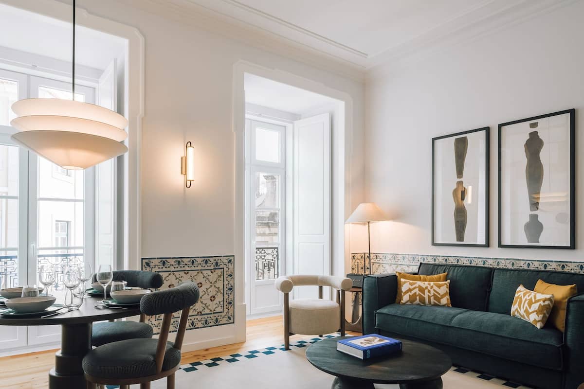 Ein modernes Wohnzimmer mit Essbereich, ausgestattet mit einer Couch, einem Couchtisch und einem Esstisch mit Stühlen.