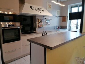 Een koelkast, een microgolfoven, een oven, een kookplaat