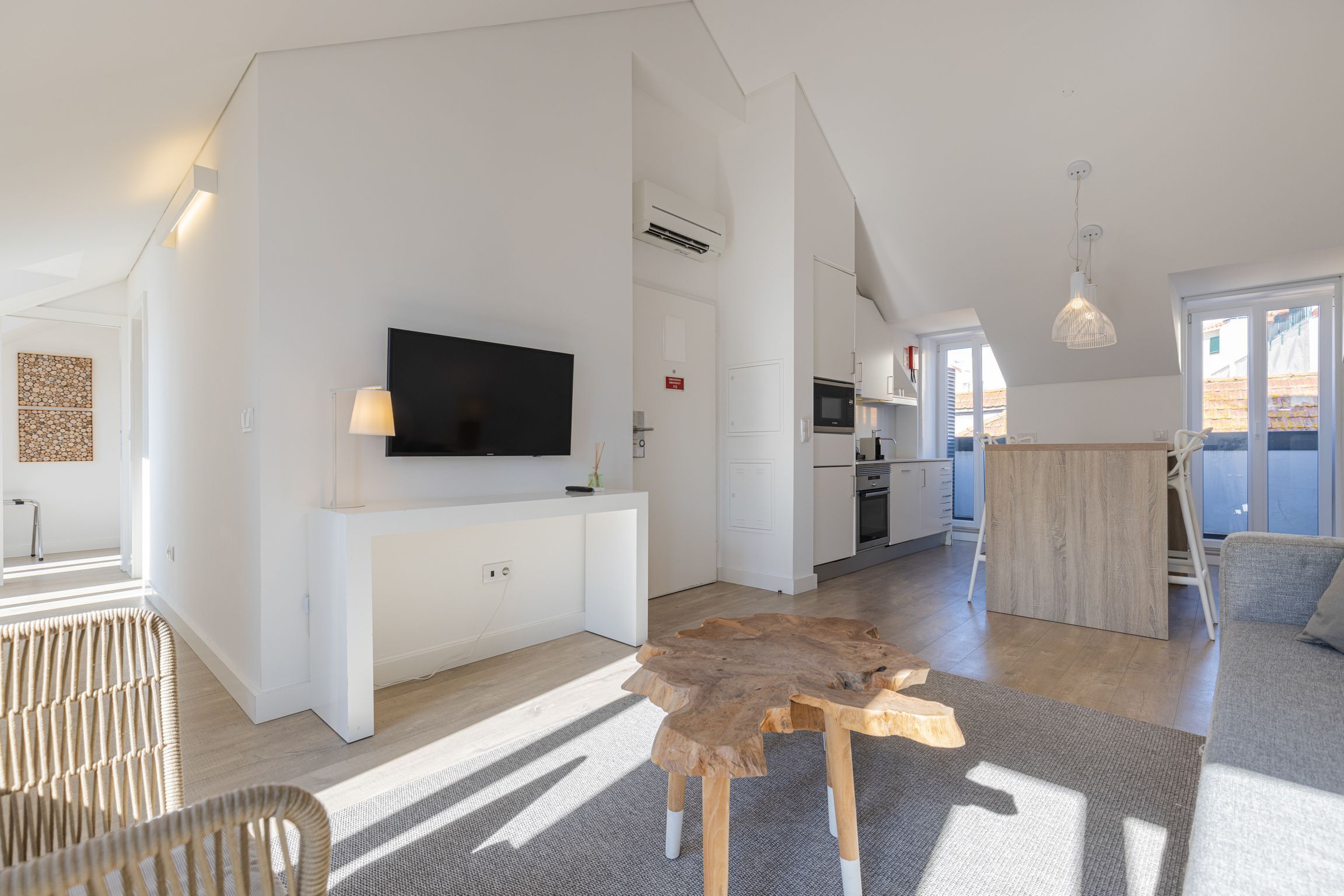 Garcia 28 | Apartment 4A | Woonruimte | Een flatscreentelevisie