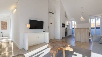 Garcia 28 | Apartment 4A | Woonruimte | Een flatscreentelevisie