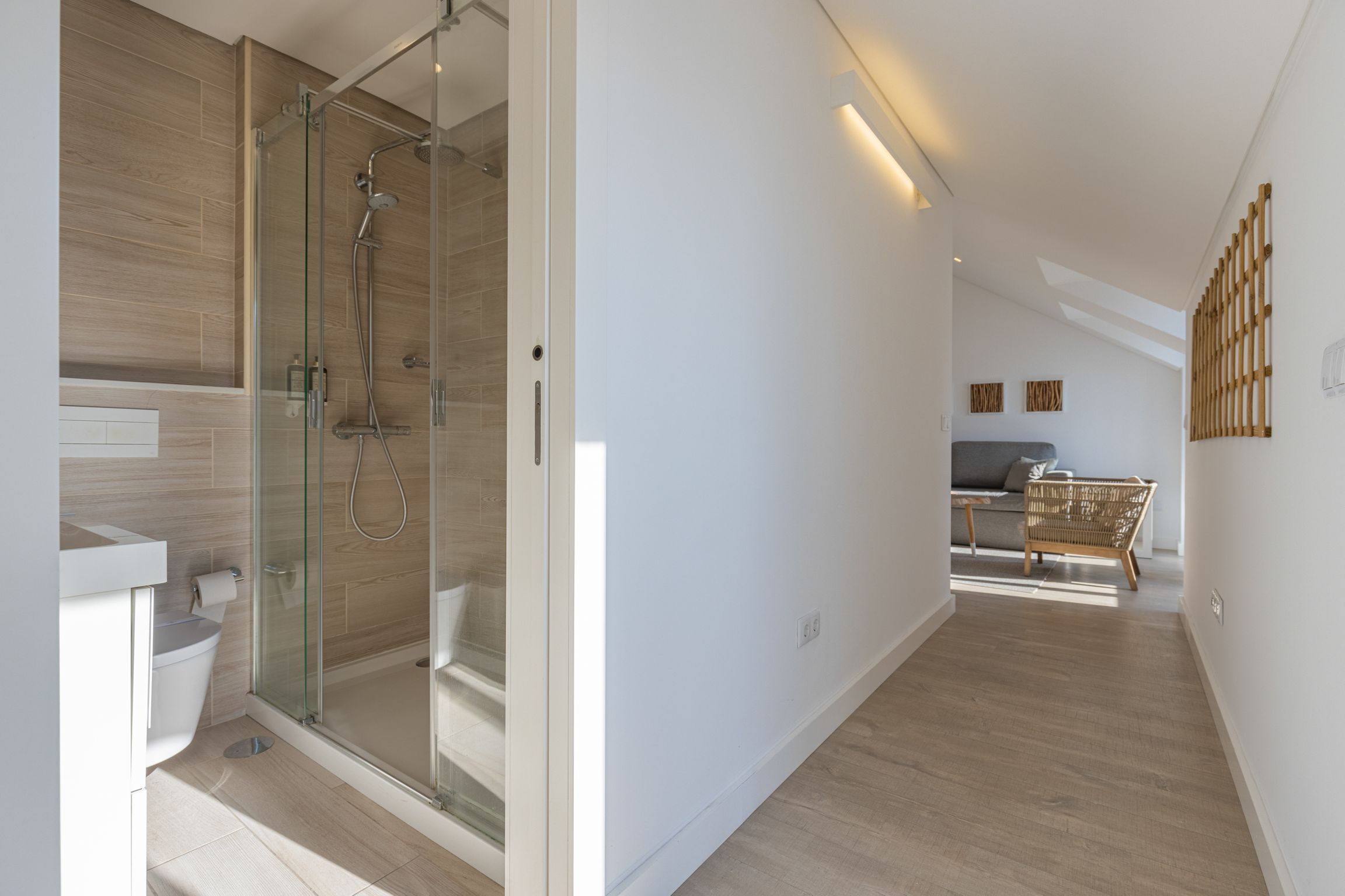 Garcia 28 | Apartment 4A | Badkamer | Een douche, een haardroger, handdoeken, zeep