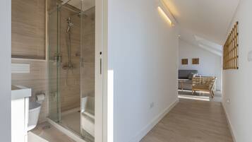 Garcia 28 | Apartment 4A | Badkamer | Een douche, een haardroger, handdoeken, zeep