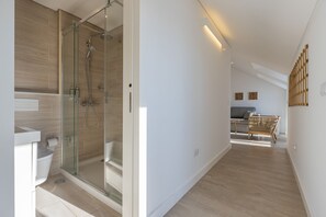 Garcia 28 | Apartment 4A | Phòng tắm | Buồng tắm vòi sen, máy sấy tóc, khăn tắm, xà phòng 