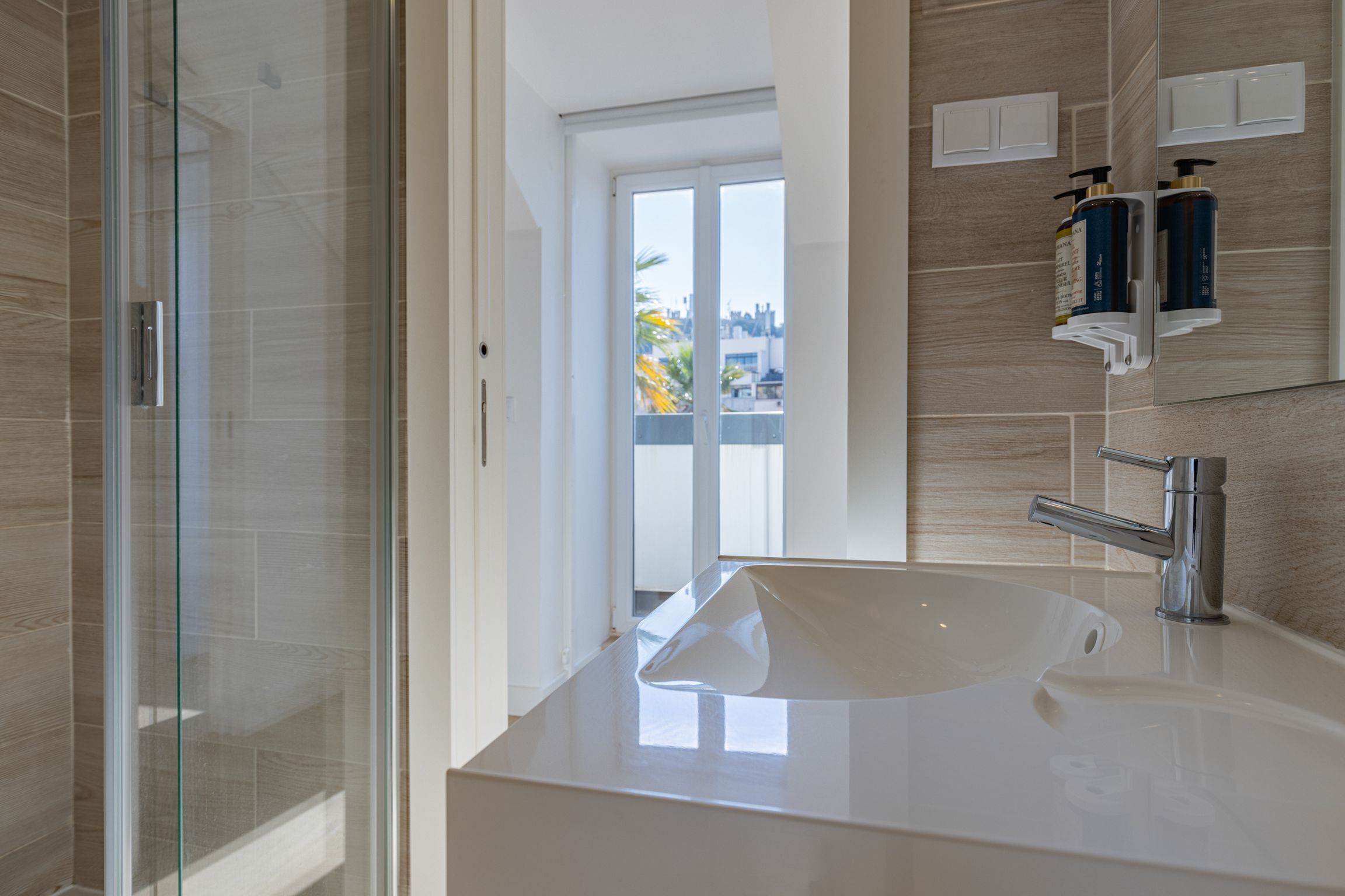 Garcia 28 | Apartment 4A | Bathroom | Shower, hair dryer, towels, soap