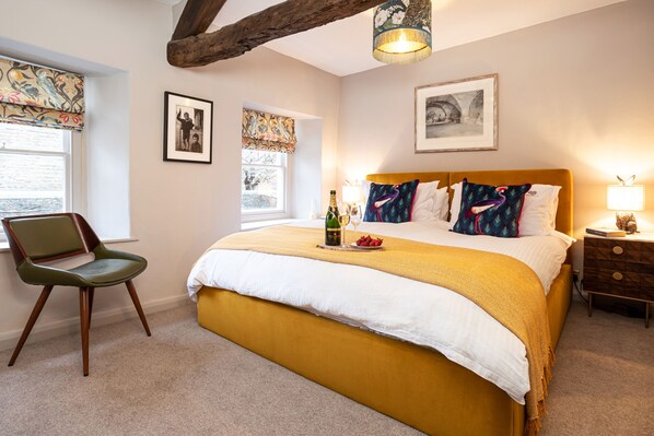 2 bedrooms, desk, WiFi, bed sheets