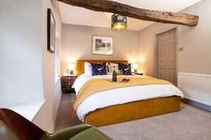 2 bedrooms, desk, WiFi, bed sheets