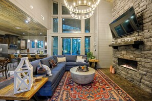 Smart TV, fireplace, table tennis, books - Eagles Ridge Retreat, Ping Pong, Games, Hot Tub, Firepit, Firewood Provided (Broken Bow)