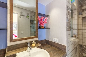Villa superior | Baño | Amenidades de baño gratuitas, secadora de cabello, toallas 