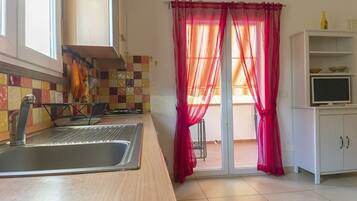 Réfrigérateur, micro-ondes, four