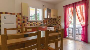 Réfrigérateur, micro-ondes, four