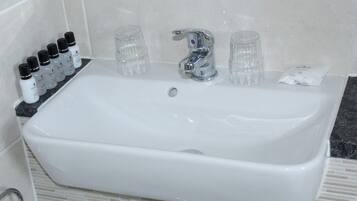 Sèche-cheveux, serviettes fournies, savon, shampoing