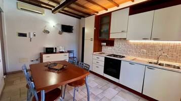 Frigorífico, microondas, horno y lavavajillas