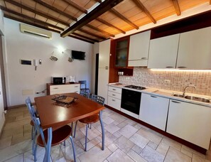 Kühlschrank, Mikrowelle, Ofen, Geschirrspüler