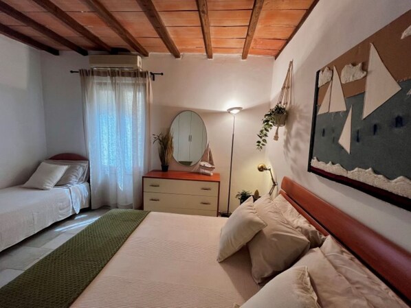 2 bedrooms, iron/ironing board, WiFi