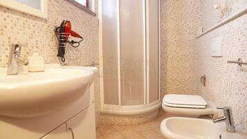 Douche, sĂšche-cheveux